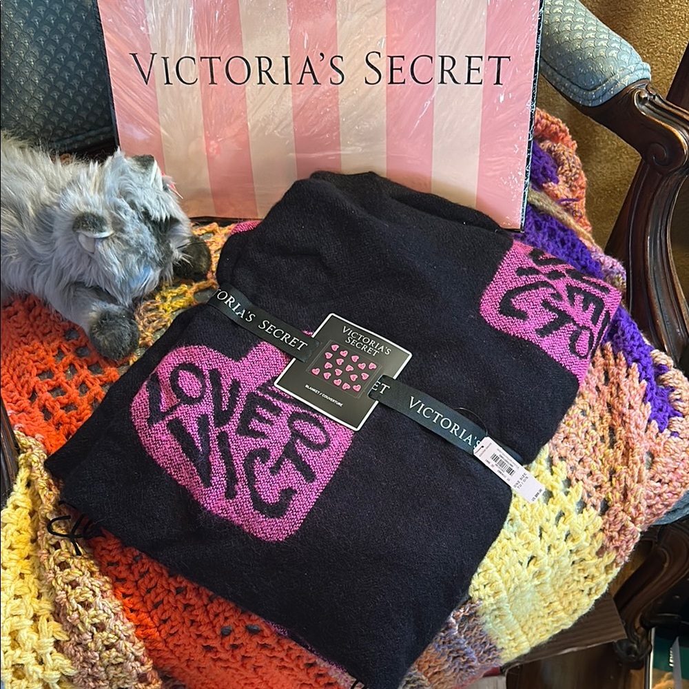 NWT Victoria’s Secret Love Victoria Heart Fringe Throw Blanket 50x60
 RARE HTF